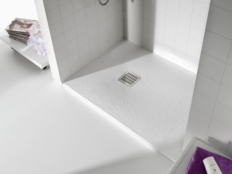 Platos de ducha fabricados en Stonex®, un material resistente y de larga duración, con la posibilidad de corte a medida